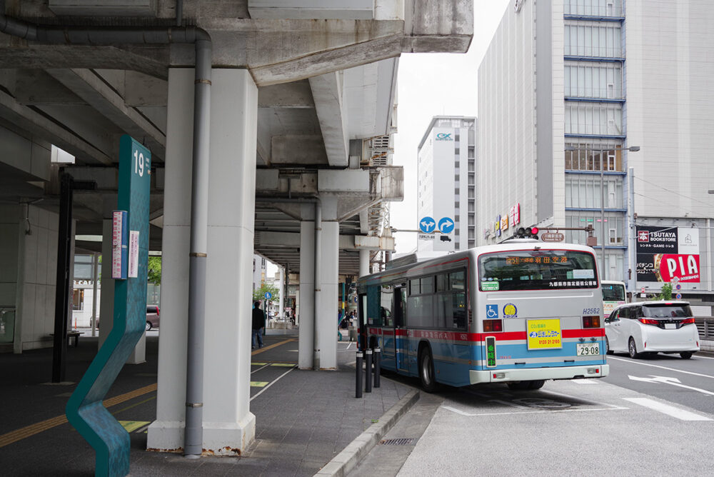 川崎駅前の京急ガード下にあるバス停の島が乗り場