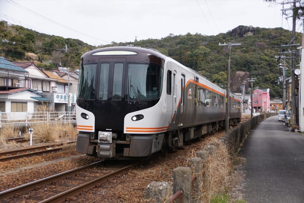 特急列車は到着時刻が遅いので聖地巡礼には前泊がおススメ？