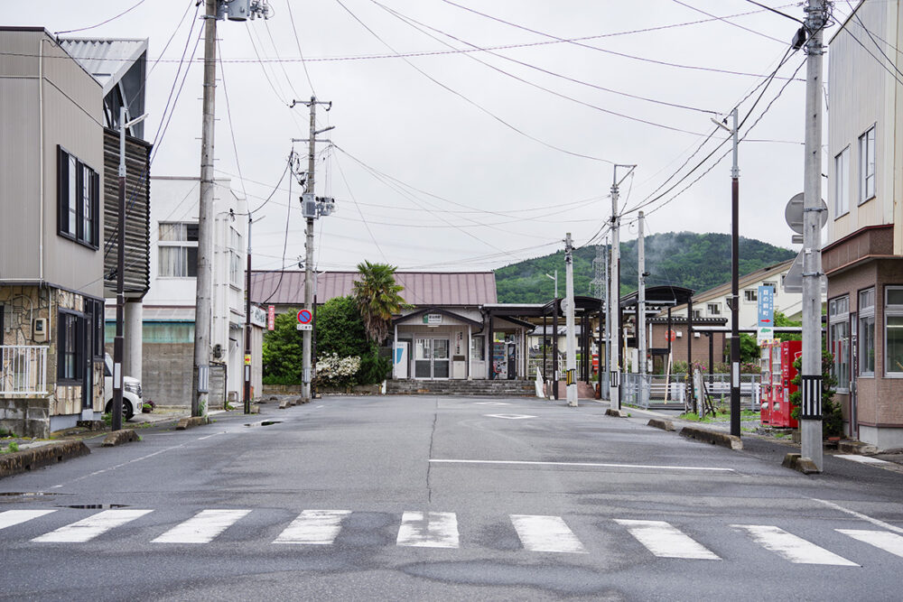 少し歩くとJR線の前谷地駅が見えてくる