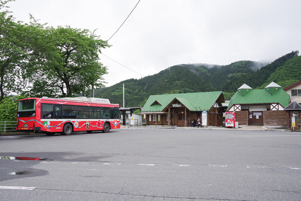 柳津駅まで列車で行くと、気仙沼行きBRTとキレイに繋がる