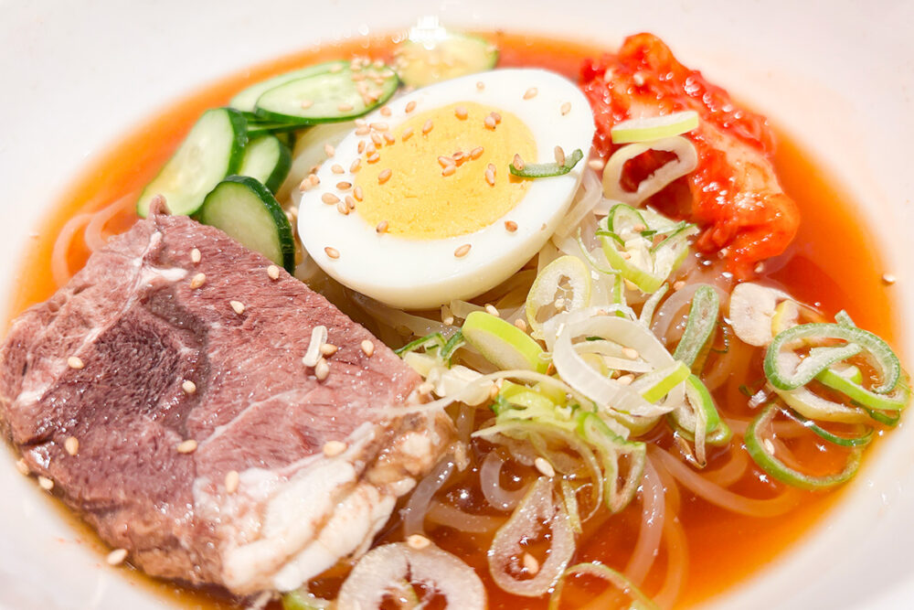 適当に飲み屋さんに入って最後に頼んだ冷麺が辛い。キャロライナリーパーでも入ってるのか? と思わせるほど辛い