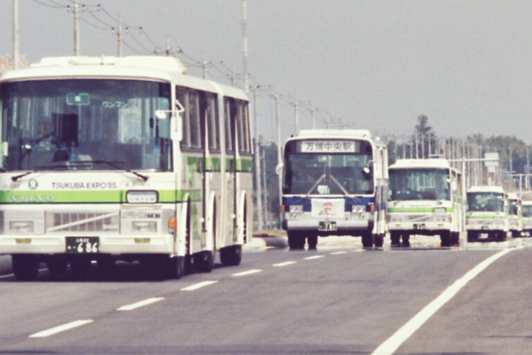 実は利用率が低かった……だと!?　日本初の連節バスと万博中央駅を発着した在来バスの苦悩と努力