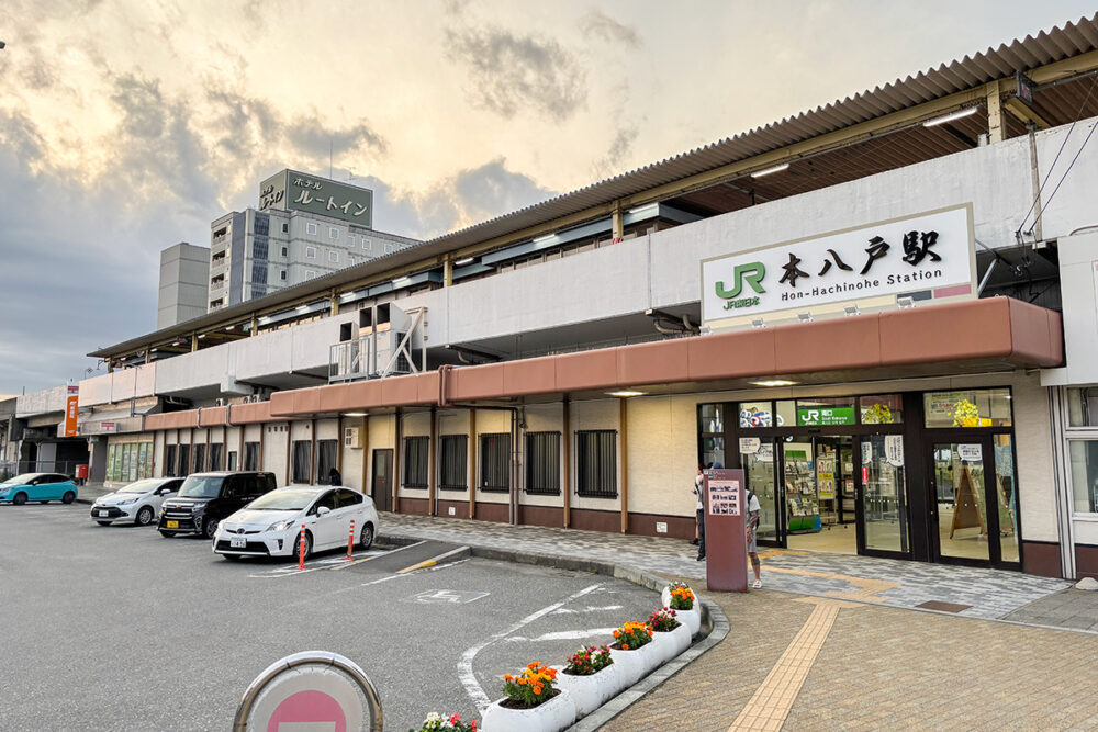 本八戸駅は立体的な高架駅だ