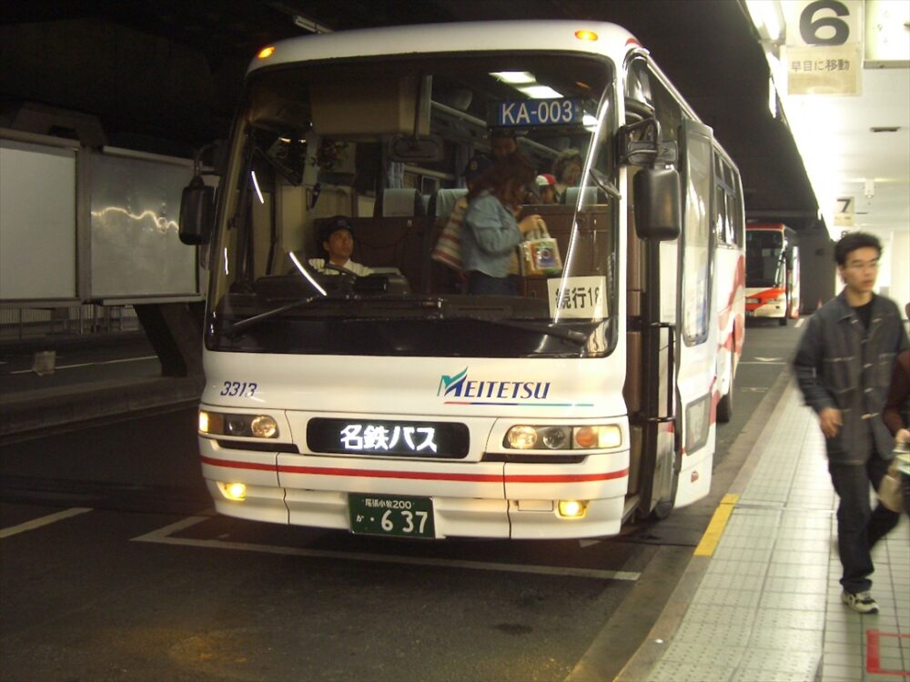 続行便も多く出たがバスの輸送力は鉄道には遠く及ばない