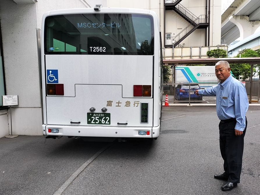 所定の停車位置とその意味を説明する萱沼指導運転士