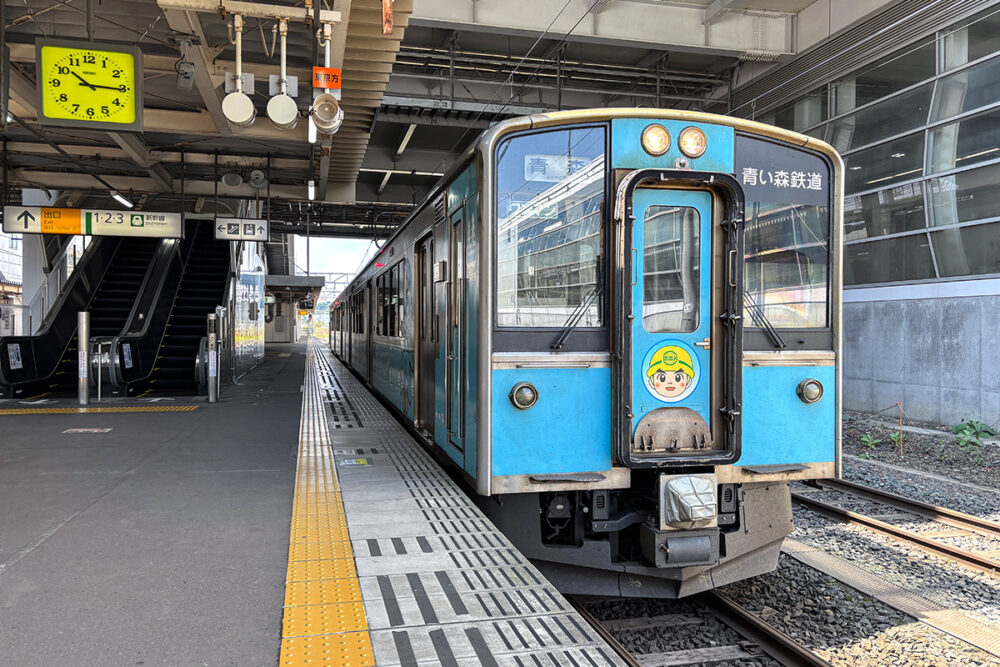 青い電車がピンチヒッターに