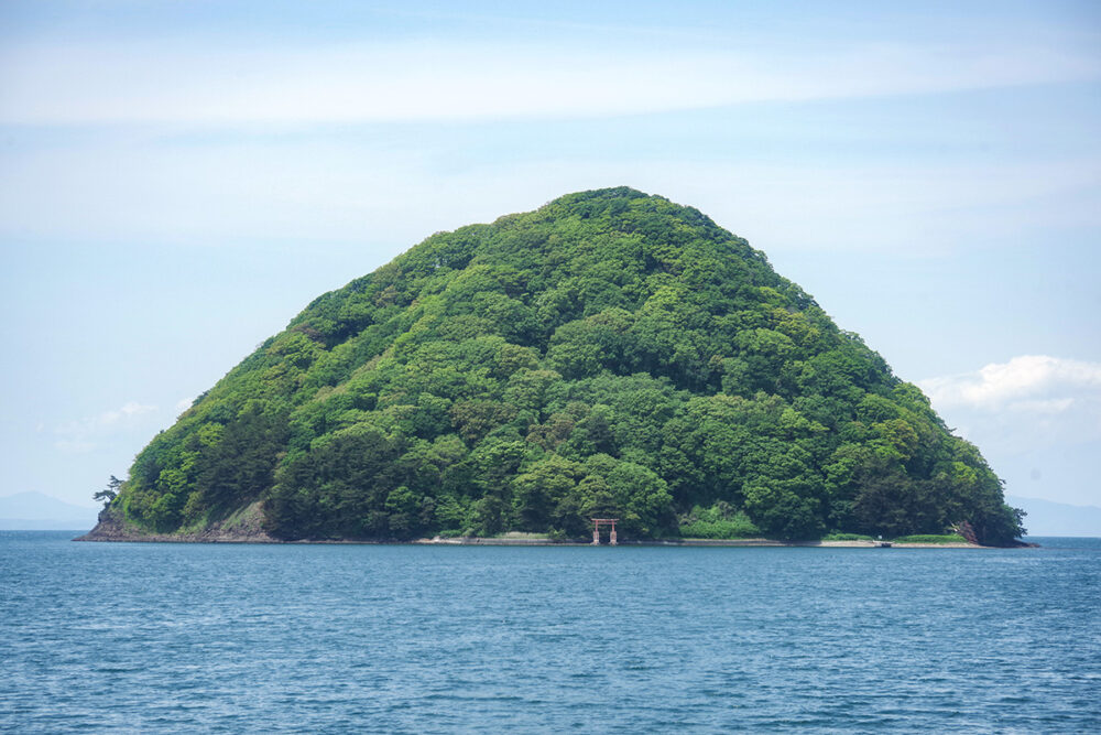 分かりやすいシルエットが印象に残る「湯ノ島」が青森駅前行きバスの車窓からも見える