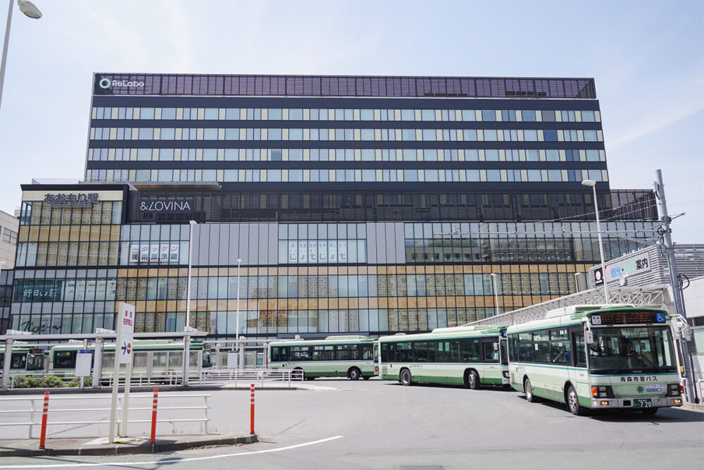 巨大な駅ビルに建て替わった青森駅前にコマを進める