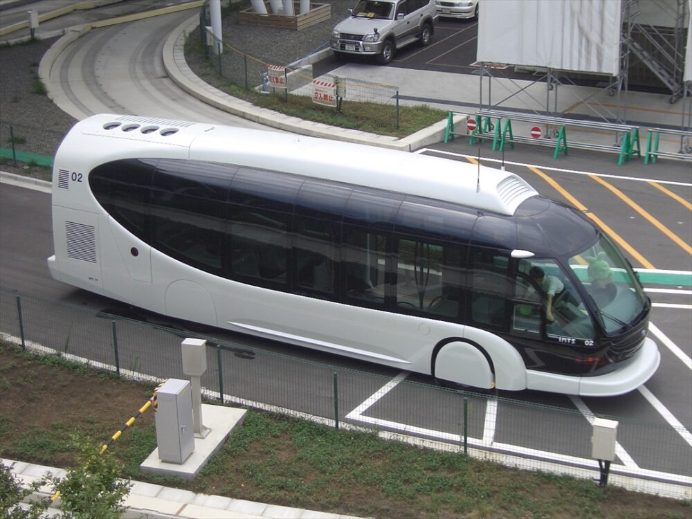 自動運転中は鉄道扱いのバス？