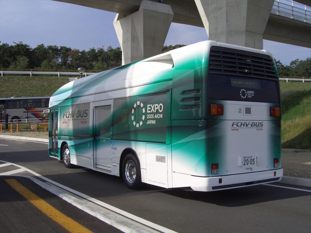 フルラッピング車のFCHVは現在のトヨタSORAにつながる