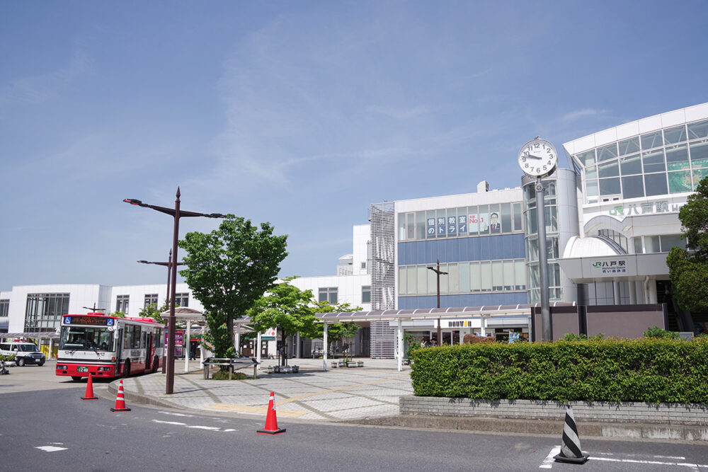 近距離系の路線バスが集うJR八戸駅東口