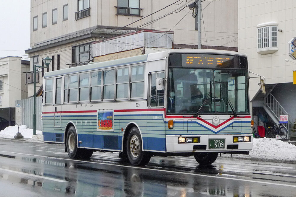 八戸市営バスの1990年式（?）いすゞキュービック＋富士重工7E車体 U-LV224K（2009）