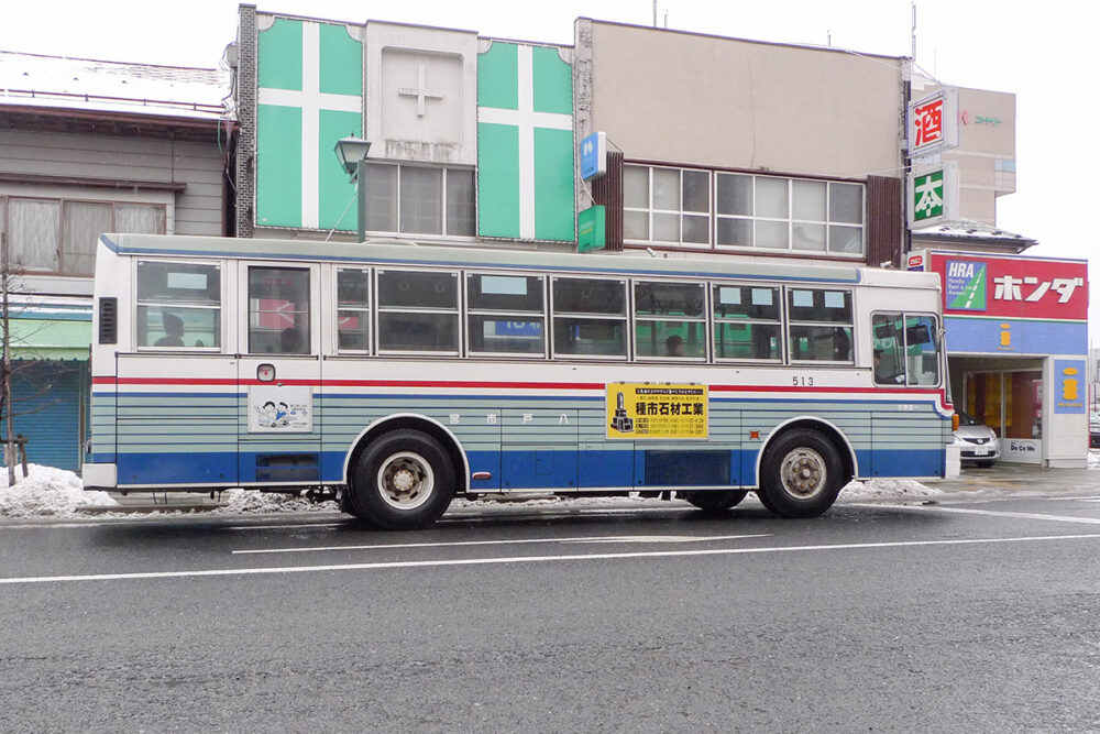 いすゞキュービック＋富士重工7E車体。アルミサッシ二段窓が郷愁を誘う（2009）