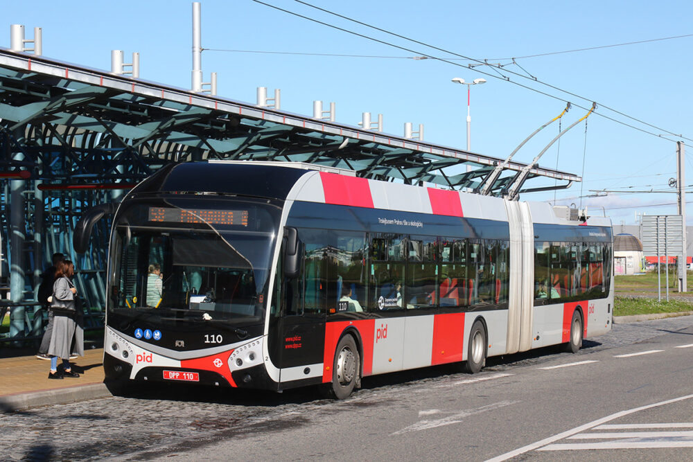 地下鉄に接続したバスターミナルで発車を待つトロリーバス