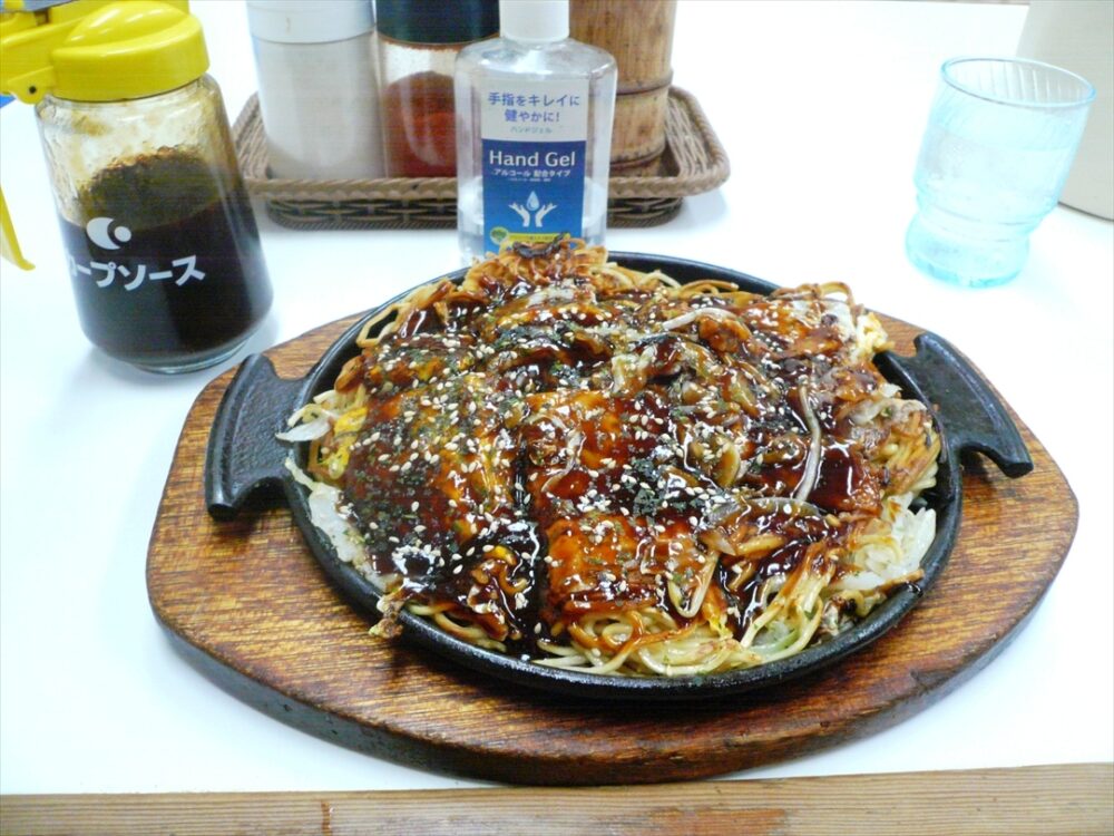 肉玉そばイカ天トッピングにカープソース！