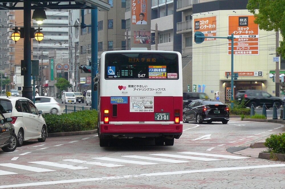 郊外線はロータリー外の路上バス停から