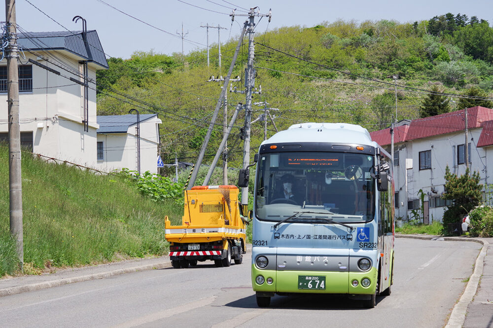 10年以上も江差線代替バスの「顔」として活躍している専用カラーの日野ポンチョ