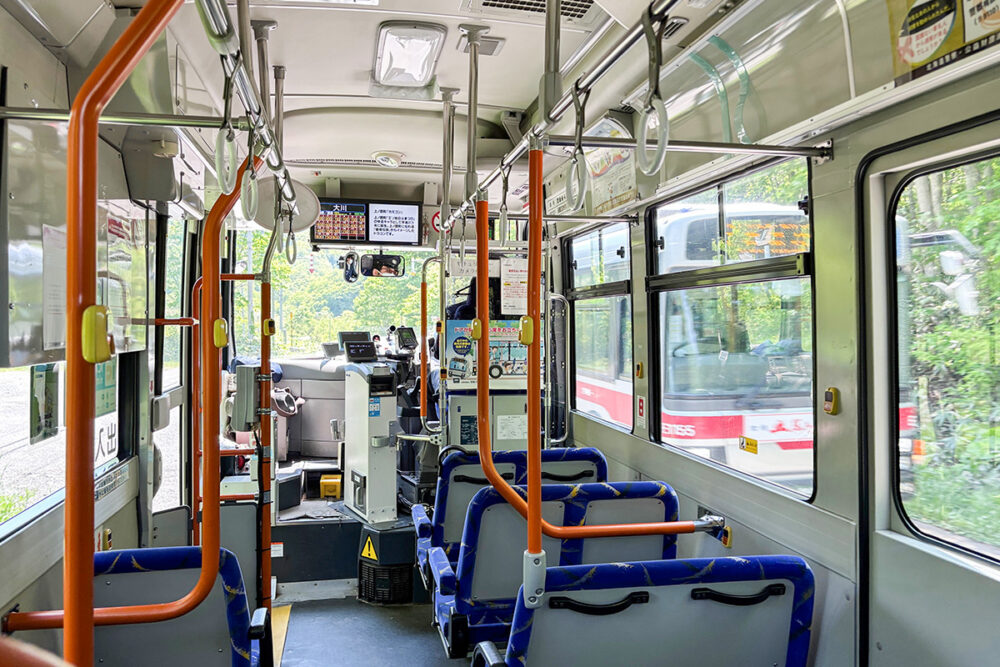 中型路線車で運行される江差線代替バスとすれ違い
