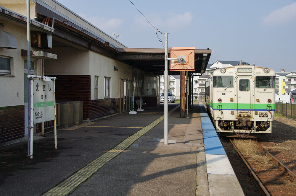 2010年10月当時の江差駅と出発待ちの木古内行き普通列車