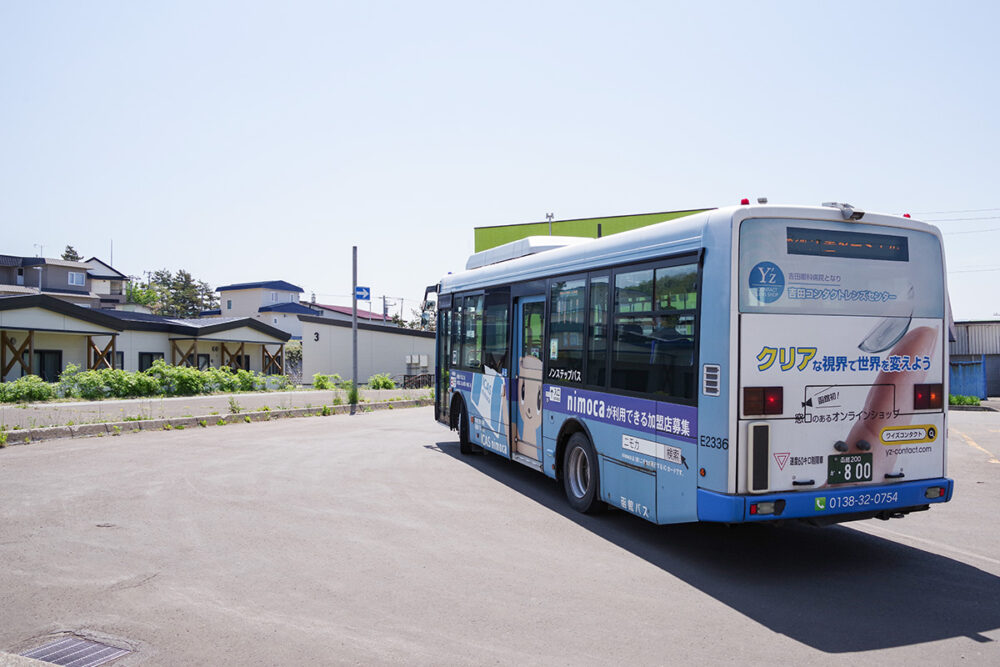 江差駅前に残るロータリーに624系統が立ち寄る