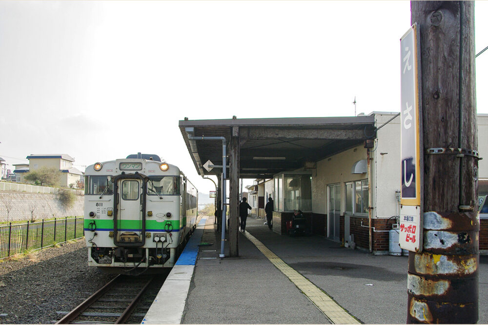 旧JR江差線の代替バスすら通らない駅跡……そこへ行ける交通手段って果たしてあるのか?