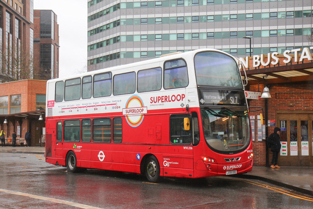ヒースロー空港行きの路線バス。英国は馬車時代からダブルデッカーを採用するなど長い歴史を誇る