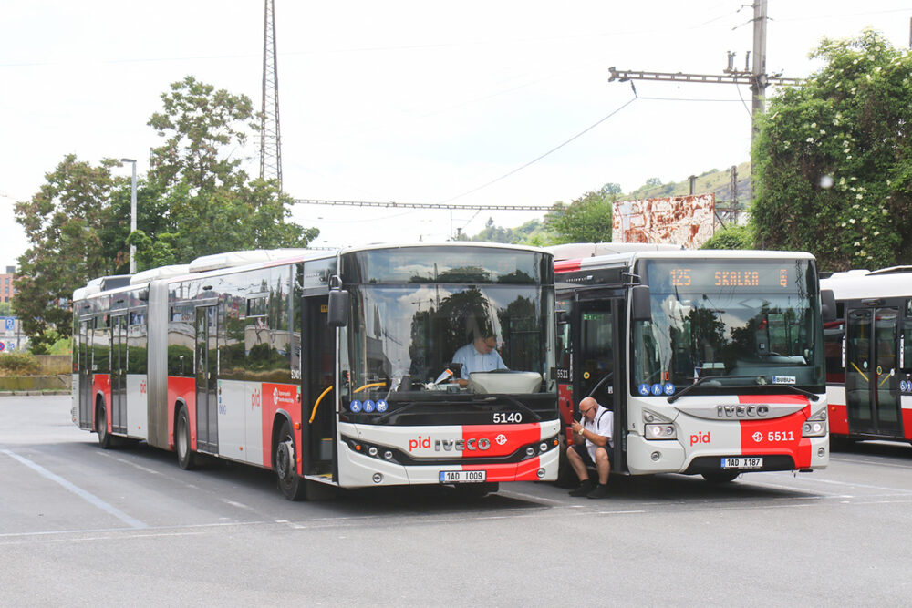 大きい都市ではフィーダー輸送が主体となり、地下鉄駅からは次々とバスが発車していく