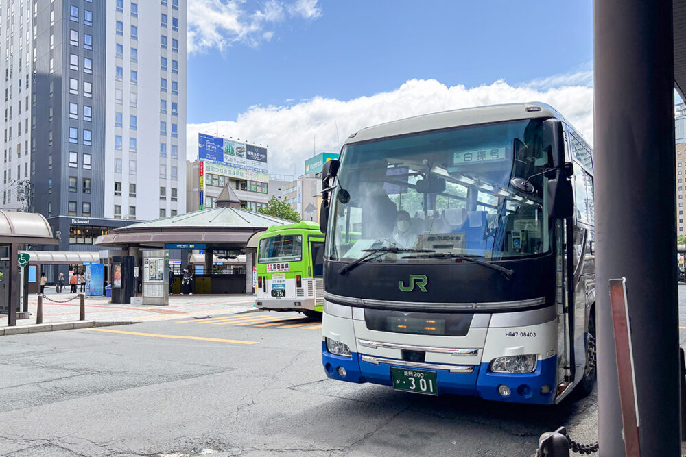 盛岡駅東口の乗り場に「白樺号」が入る
