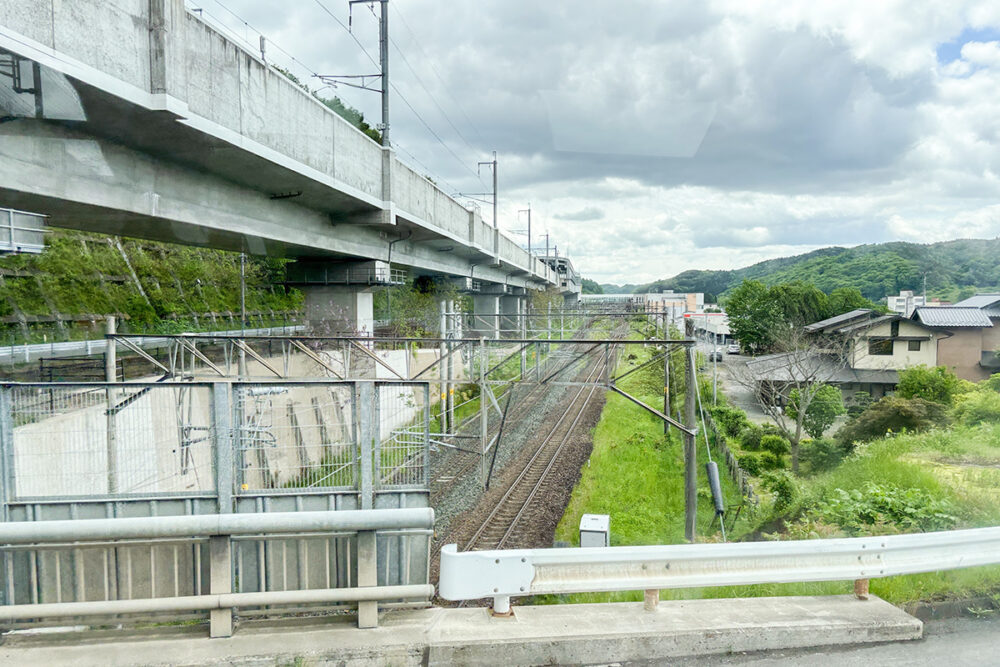 いわて沼宮内を過ぎて線路を跨ぐ