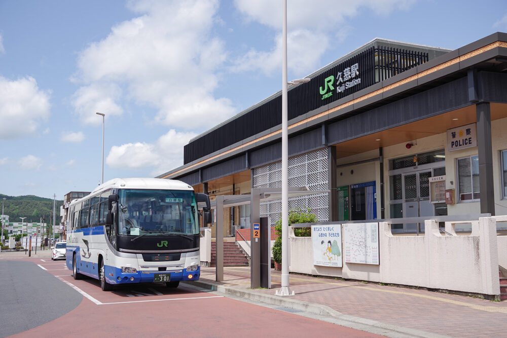 JR久慈駅の目の前に久慈駅バス停が置かれている