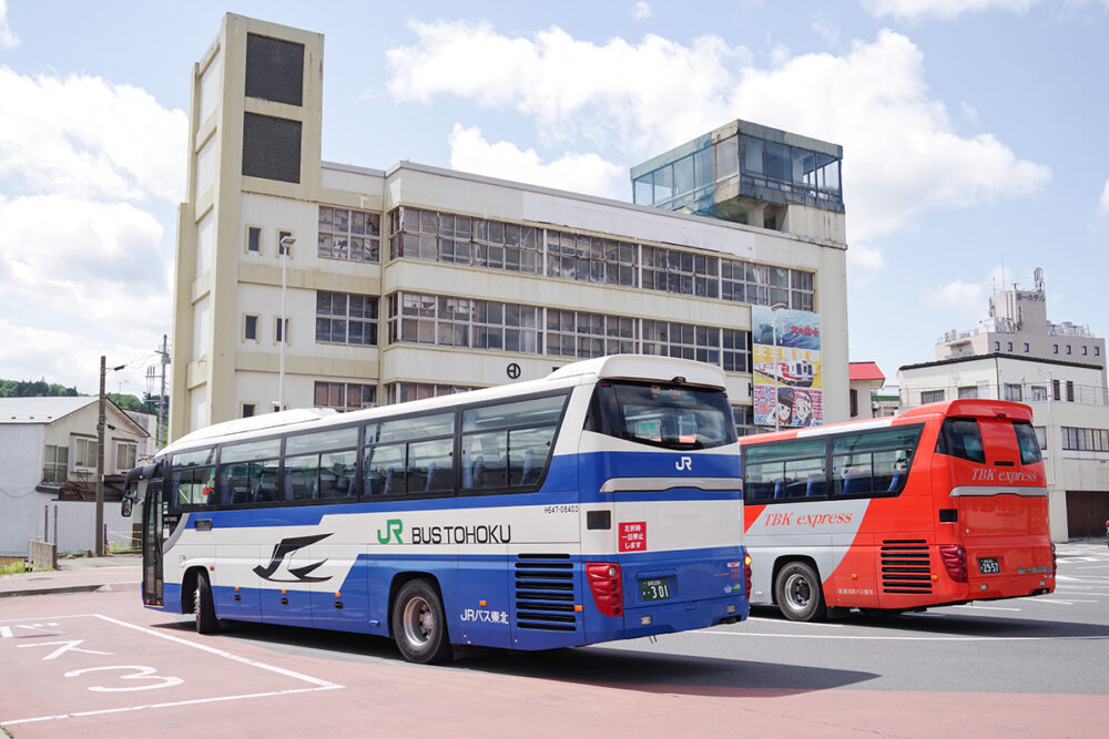 久慈駅前ビルを背景に、駅前ロータリーをグルリと1周して車庫へ引き揚げる
