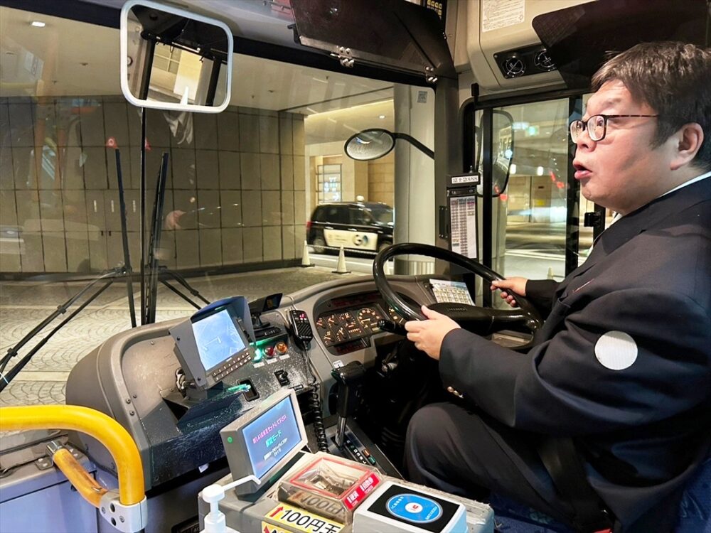 乗用車やタクシーが突然出てくる六本木ヒルズ内を運転する記者