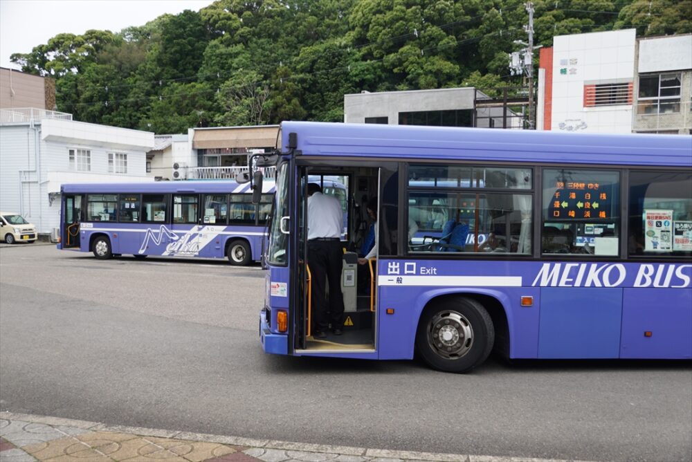 駅前に多数終結したバスが乗客の人数を見て柔軟に波動輸送に入る