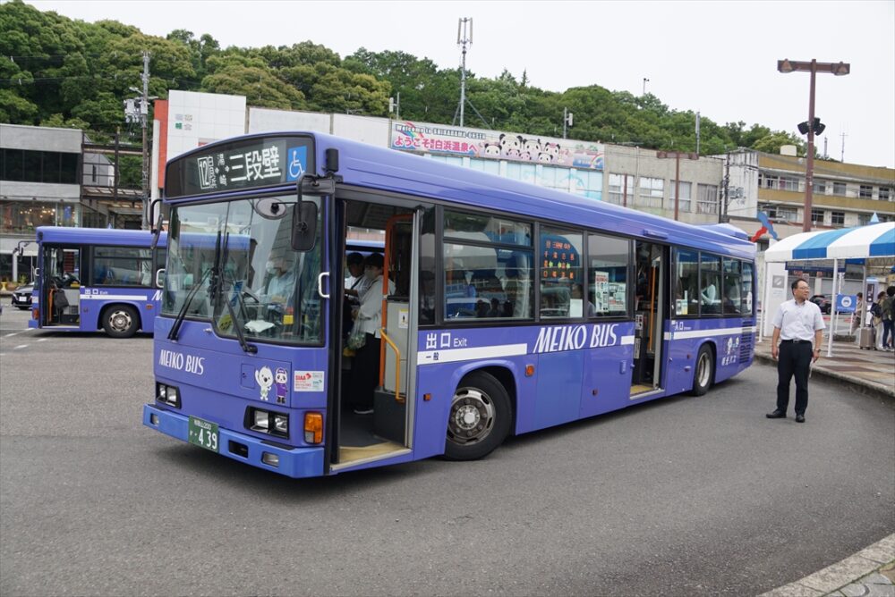 中型の日野レインボーが輸送の中心