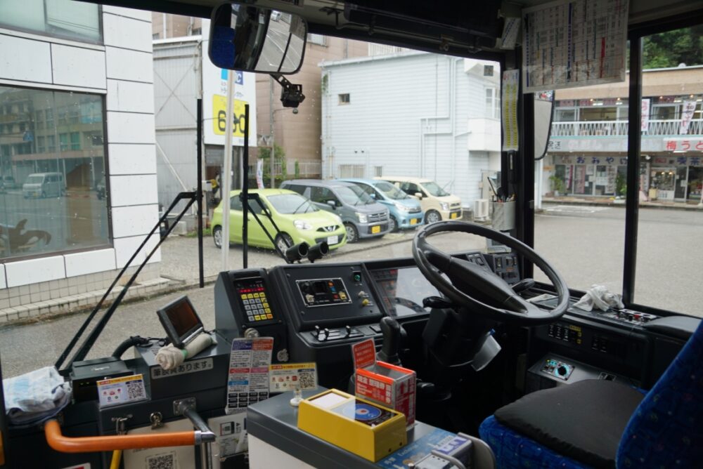バスは古めでも最新の支払い方法に対応している明光バスの車内