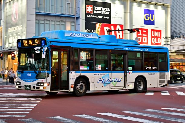 営業走行中の川崎市営バスブルーリボンシティハイブリッド