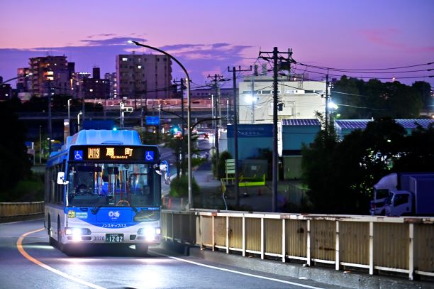 川崎の工場夜景をバックに走る川崎市営バス