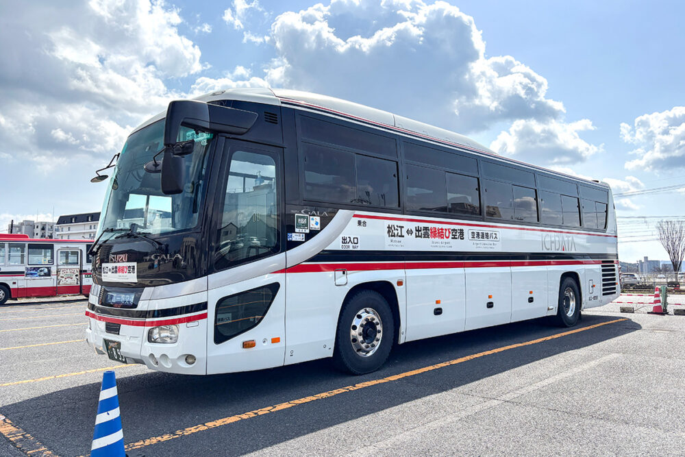 空港アクセスバスには今も連絡バスの表現が残る