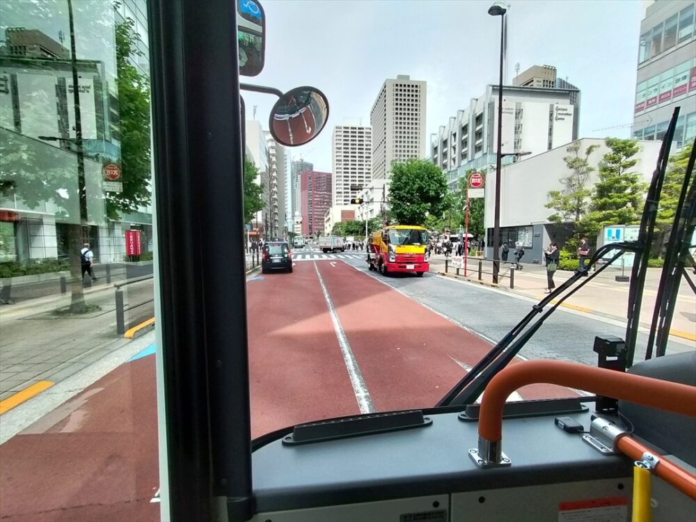 【バス運転士不足問題】前の信号が赤の時に大型車がトロトロ惰性走行するのには理由があるんですよ!!