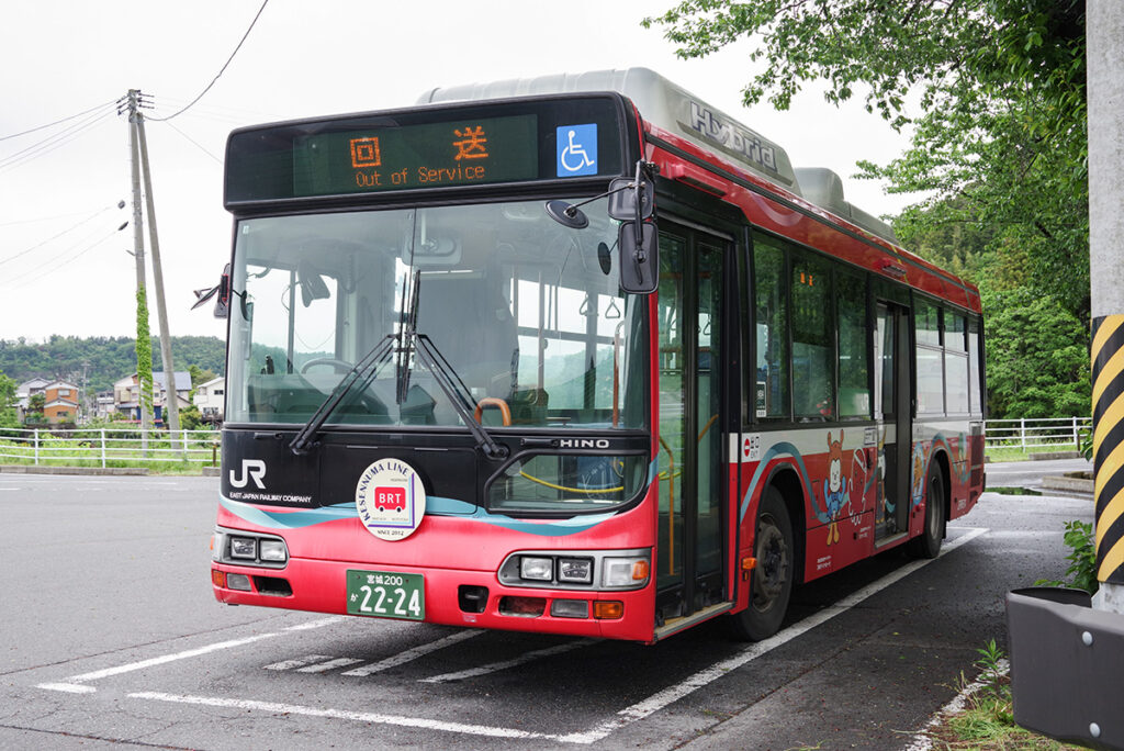 大型ハイブリッド路線車が主力。この日は日野ブルーリボンシティ・ハイブリッドだった
