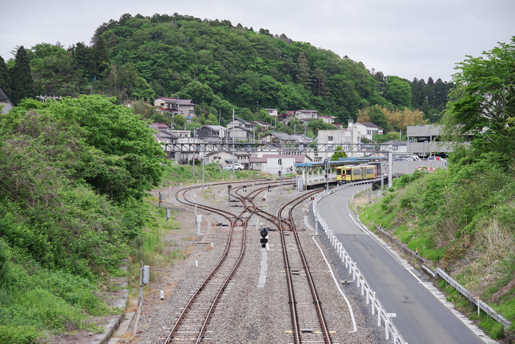 気仙沼駅。右端の舗装路がBRT専用レーン