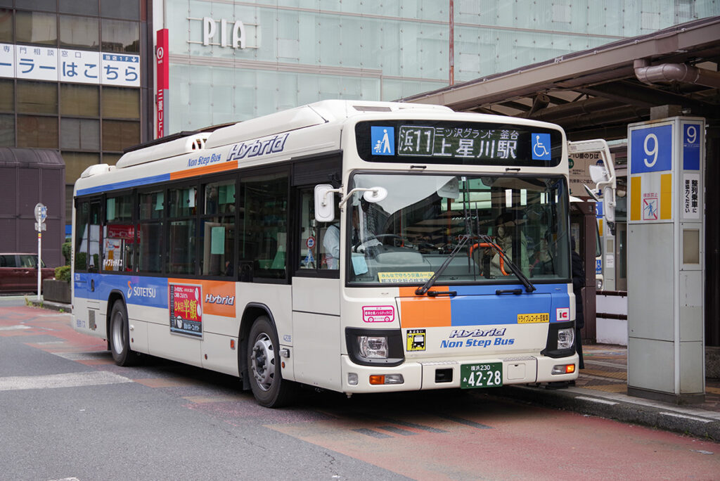 相鉄バス（神奈川県）の現行カラーは青字