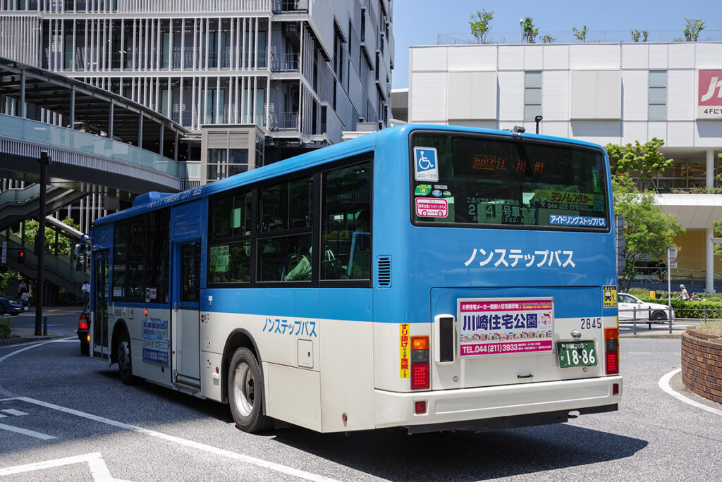 表記の位置によってボディカラーの青と白を使い分けた川崎市営バス（神奈川県）