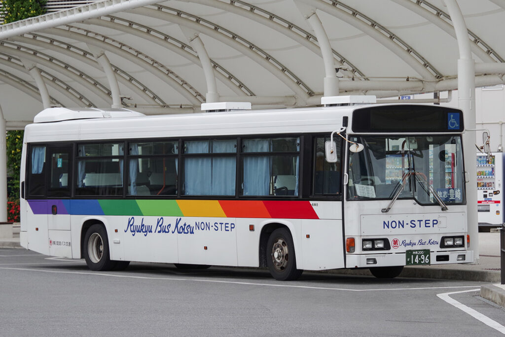 前と側面に青字で“NON-STEP”と書かれた琉球バス交通（沖縄県）
