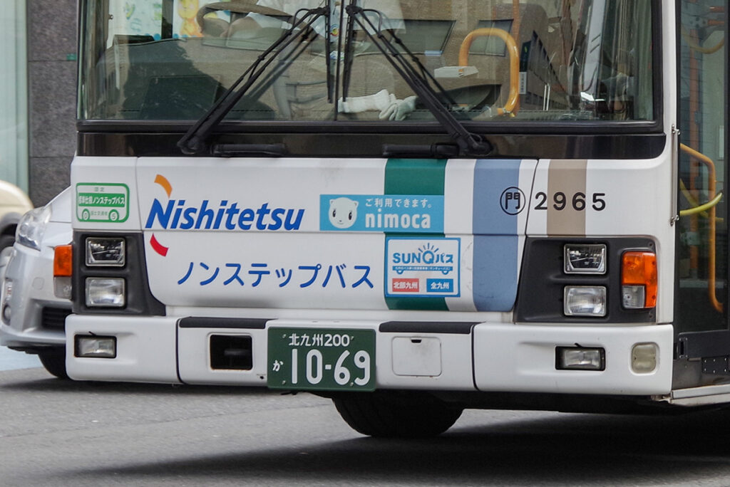 会社ロゴと同じ青色を使った西鉄バス北九州（福岡県）