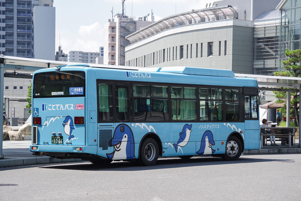 全体がスカイブルーの、ことでんバス（香川県）の表記は白一色