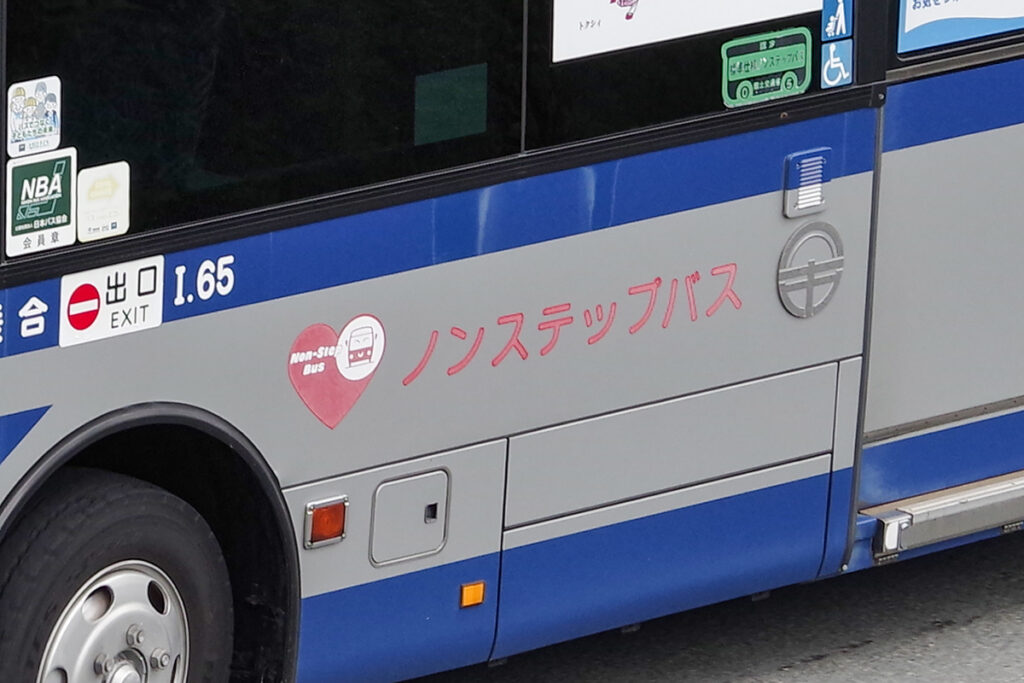 ピンク＋同系色フチドリという思い切ったカラー選定の徳島市営バス