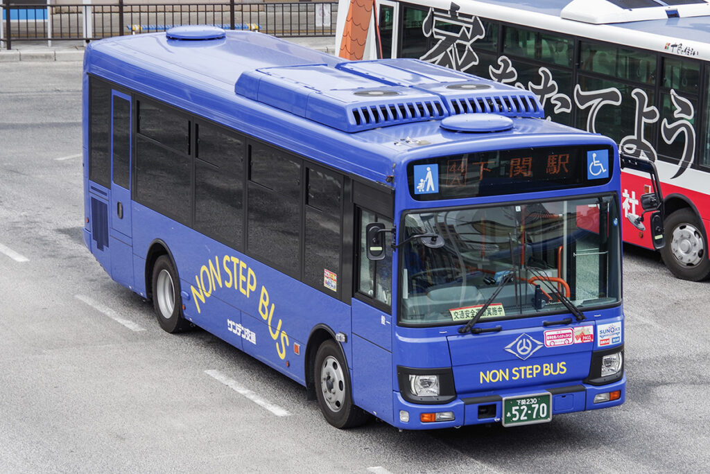 ボディカラーの反対色でノンステを強調したサンデン交通（山口県）