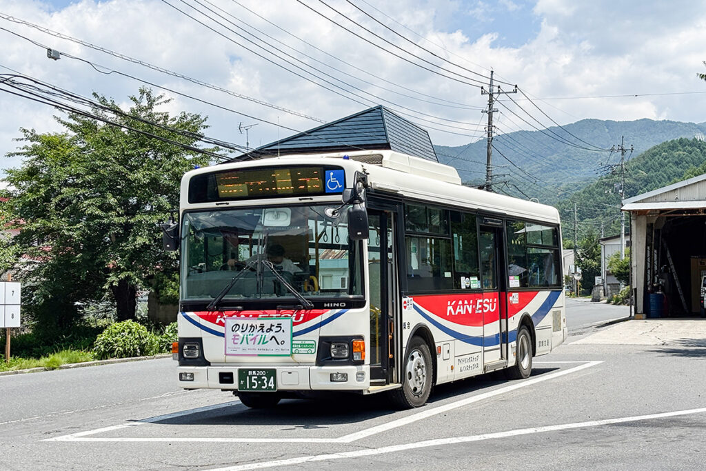 中型路線車の日野レインボーIIで運行される関越交通の湯元温泉線