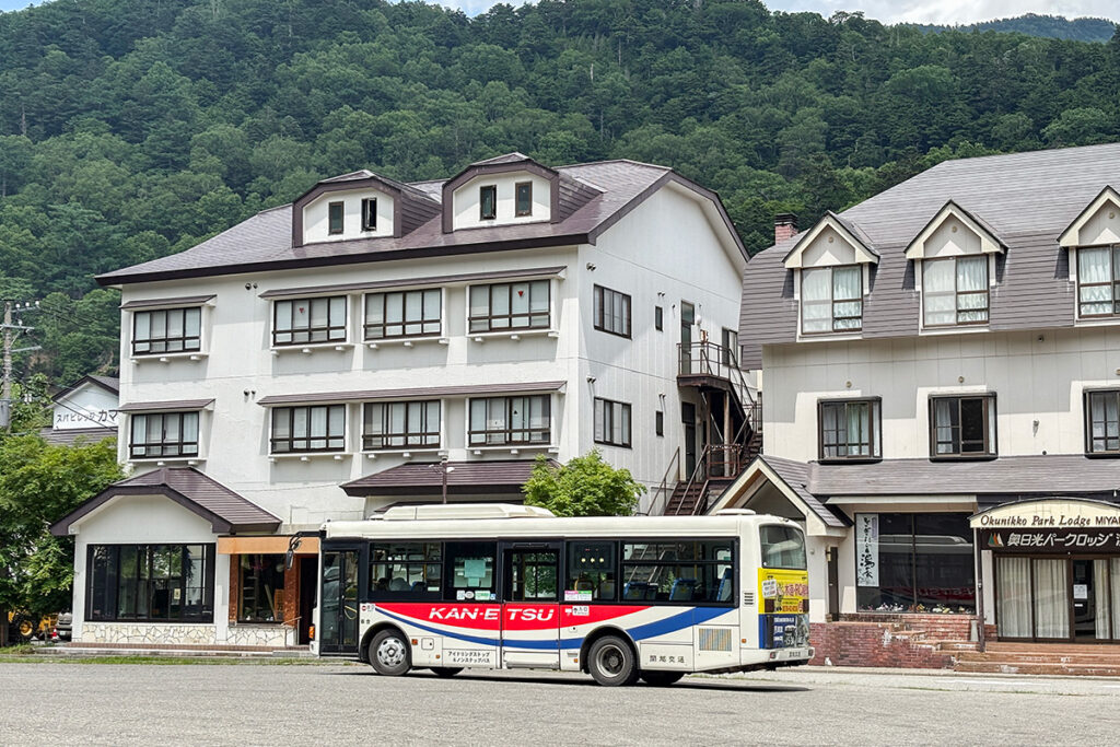 宿泊施設が立ち並ぶエリアに湯元温泉バス乗り場がある